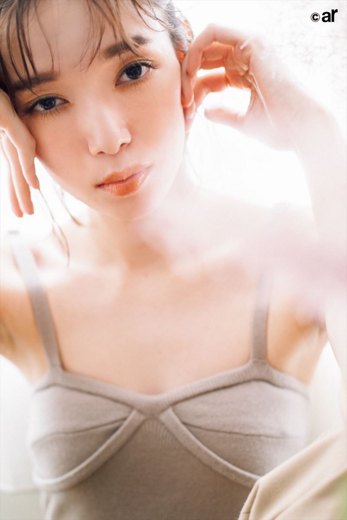 橋本環奈、白い“美背中”あらわ　25周年の「ar」表紙に登場