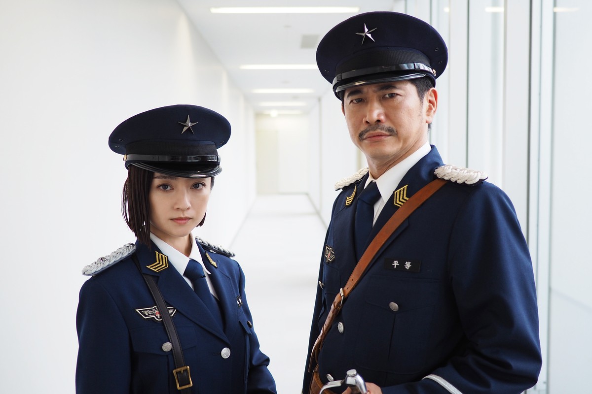 映画『ヴィレヴァン！』10月23日公開　萩原聖人＆安達祐実が軍服で参戦