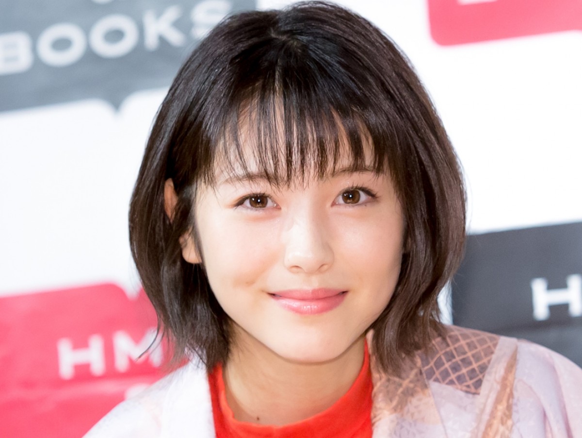 浜辺美波、オレンジのインナーカラーヘアに「かわいい」と好評の声