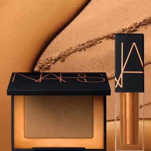 「NARS」ミニサイズのコスメセットが登場！　ゴールドの艶めきが美しい