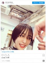 ヘアカット中の姿も公開　※「黒川芽以」インスタグラム