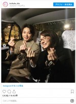 磯村勇斗＆吉田羊、タクシー同乗で“指ハート”ポーズ ※ドラマ『恋する母たち』公式インスタグラム