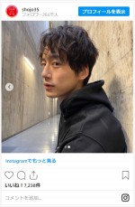 坂口健太郎、“リアコ”感あふれるオフショット　※『35歳の少女』公式インスタグラム