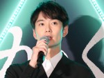 映画『さんかく窓の外側は夜』完成披露試写会に登場した岡田将生