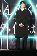 映画『さんかく窓の外側は夜』完成披露試写会に登場した岡田将生