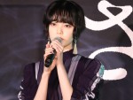 映画『さんかく窓の外側は夜』完成披露試写会に登場した平手友梨奈