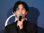 映画『さんかく窓の外側は夜』完成披露試写会に登場した志尊淳