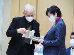 ドラマ『TOKYO VICE（原題）』東京都知事表敬訪問でのマイケル・マン監督、小池百合子東京都知事