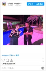 浜辺美波、ナイトプール初体験にテンション爆上がり　※「浜辺美波」インスタグラム