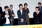 映画『あの頃。』共演者から祝福され、笑顔をみせる松坂桃李