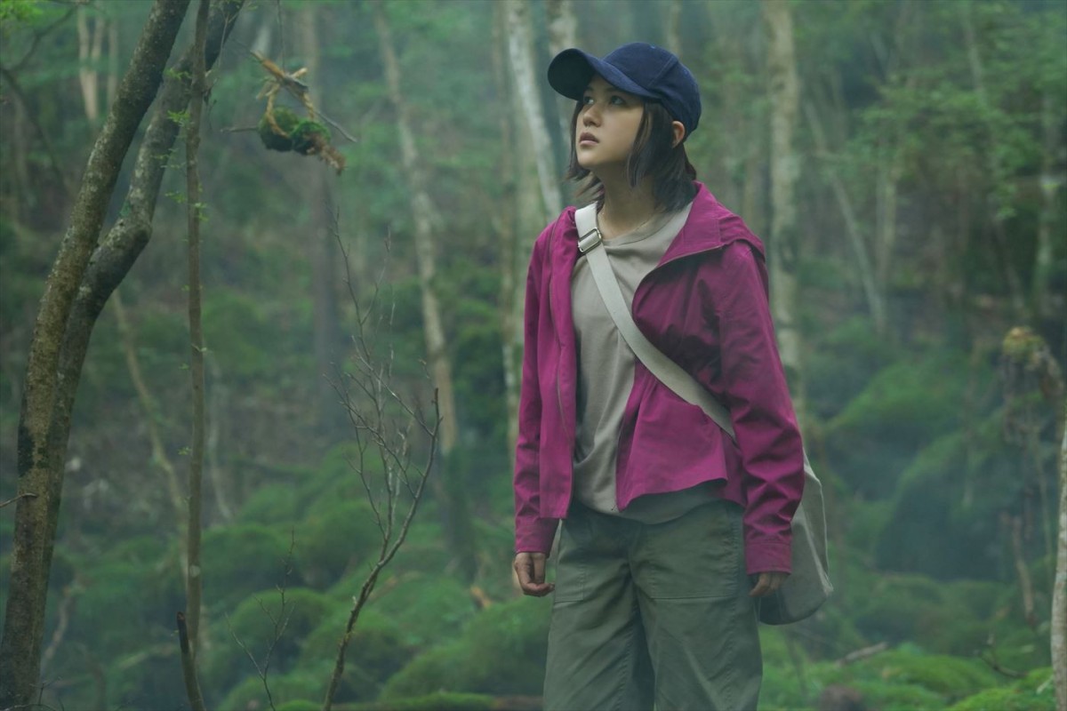 宙に浮く山田杏奈＆樹海をさまよう山口まゆ『樹海村』場面写真12点一挙解禁