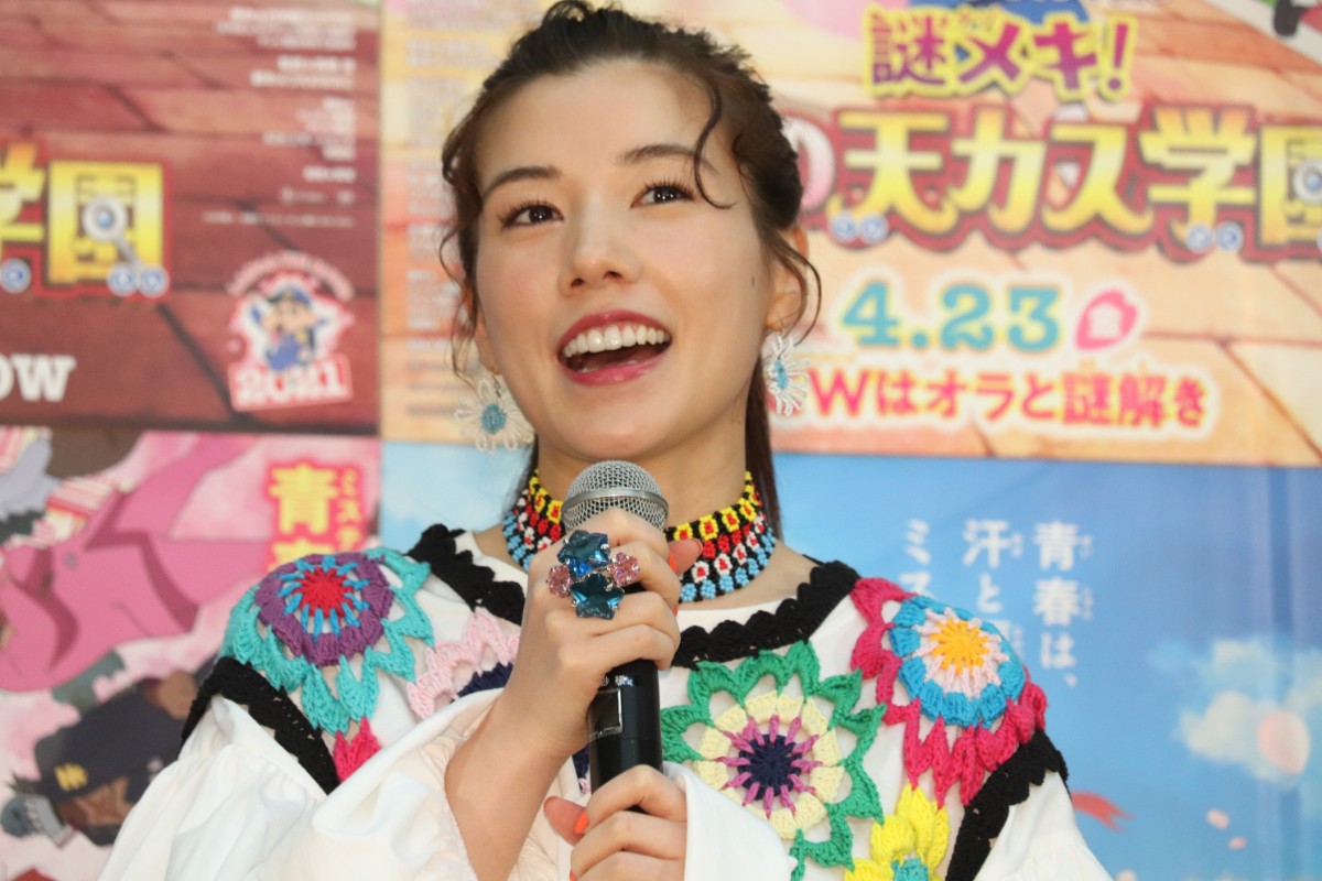 仲里依紗、“スーツ姿の赤鬼”に変身　後輩・恒松祐里のツイッターに登場し反響