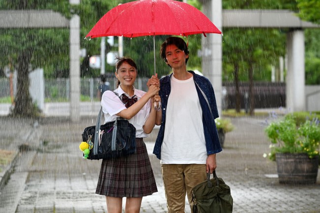 （左から）広瀬アリス、大倉忠義、ドラマ『知ってるワイフ』場面写真