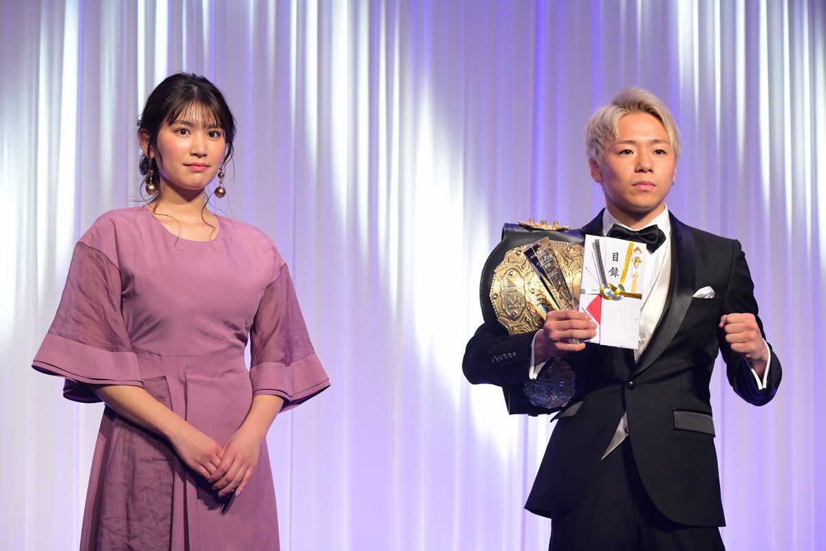 久松郁実、ピンクのドレス姿で「K‐1 AWARDS」MC担当　選手たちの正装に「素敵」