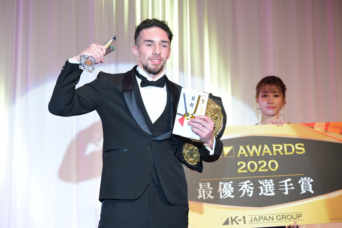 久松郁実、ピンクのドレス姿で「K‐1 AWARDS」MC担当　選手たちの正装に「素敵」