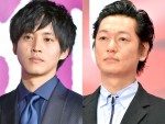 【写真】松坂桃李＆井浦新、クレープ店の前でクールな立ち姿　“原宿デート”オフショットにファン歓喜