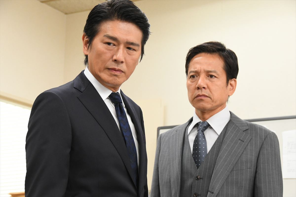 ドラマ『広域警察』場面写真（左から）主演の高橋克典と、捜査課長を演じる勝村政信