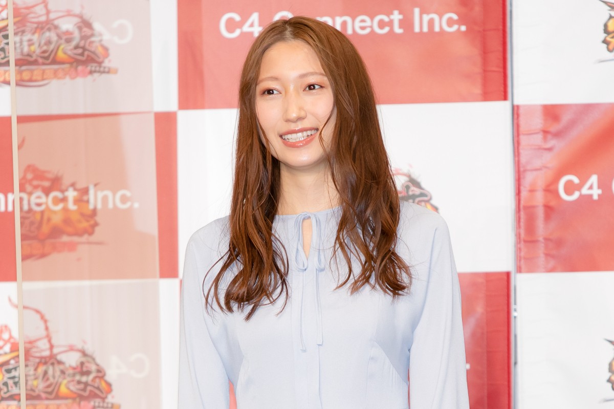 深田恭子、タイトなミニワンピース姿で登場　後輩から「一番かわいい」「目の保養」