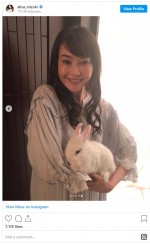 うさぎの“メモリー”も抱っこ　※「観月ありさ」インスタグラム