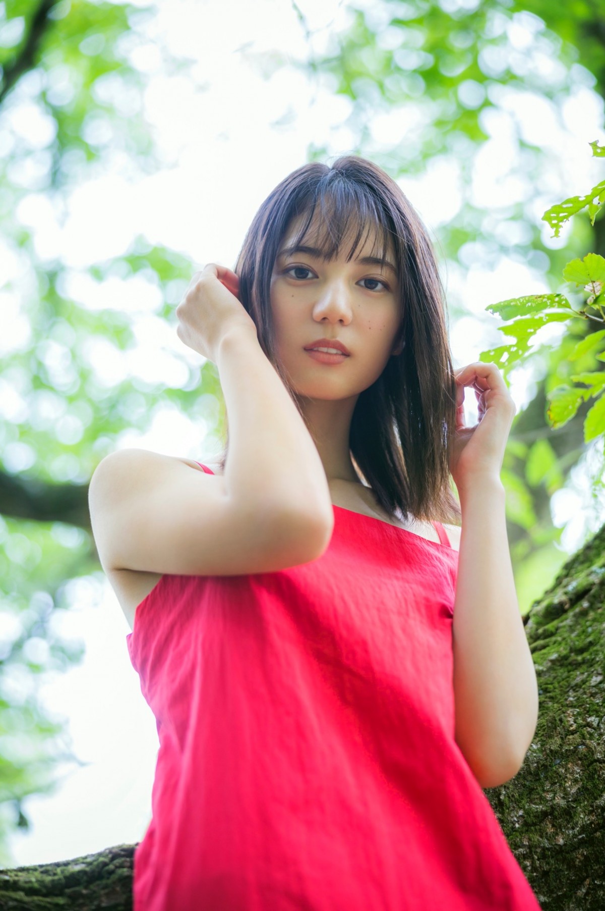 日向坂46・小坂菜緒、初ソロ写真集で見せる「今までできなかった表情」