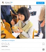 制服姿の波瑠　※「波瑠」インスタグラム