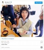 制服姿の波瑠　※「波瑠」インスタグラム