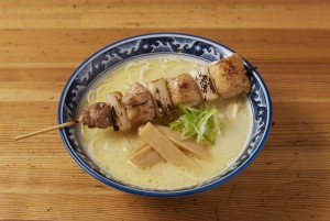 “忠犬ハチ公”をイメージしたラーメンが登場！　比内地鶏の焼き鳥を大胆にトッピング