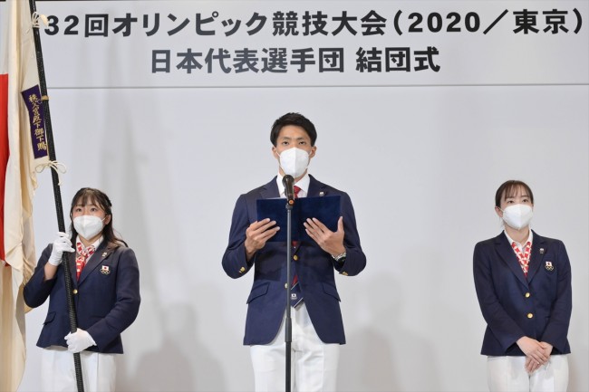 「第32回オリンピック競技大会（2020／東京） 日本代表選手団結団式」での（左から）旗手の須崎優衣選手、主将の山縣亮太選手、副主将の石川佳純選手