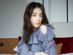 泉里香、クラシカルに魅せる上品コーデ！ 「SNIDEL」秋の新作を着こなす