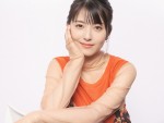 【写真】浜辺美波が大人っぽい　新任教師姿に反響「なんて美人な先生」「生徒からモテモテ」