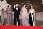 第74回カンヌ国際映画祭レッドカーペットに登場した（左から）三浦透子、濱口竜介監督、霧島れいか、ソニア・ユアン　Jul 11，2021