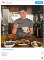 “紘一”永山瑛太、りりしい表情で“朝食なう”　※ドラマ『リコカツ』公式インスタグラム