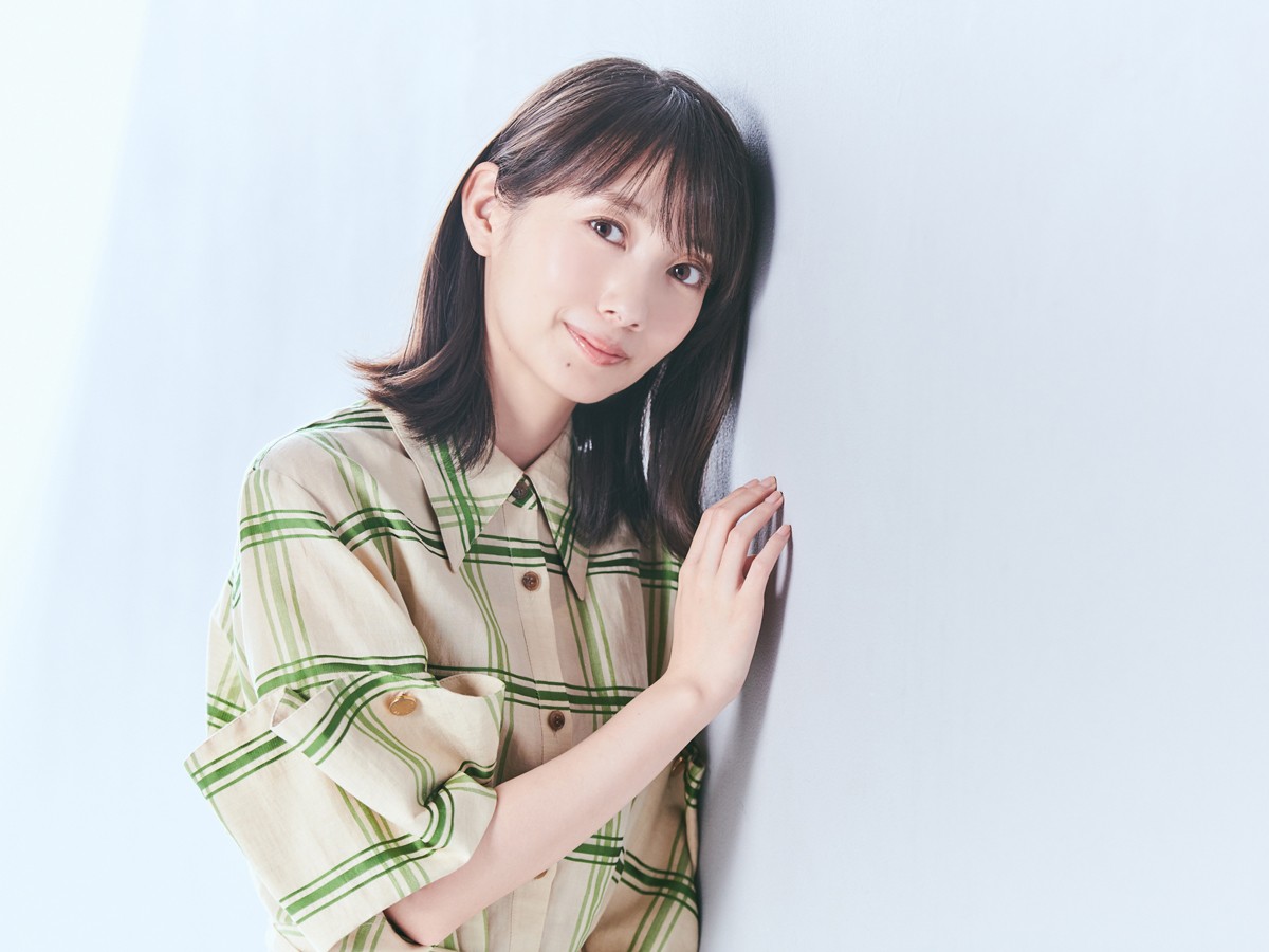 波瑠、清楚な制服姿でもぐもぐタイム　「可愛すぎる」「JK似合ってる」