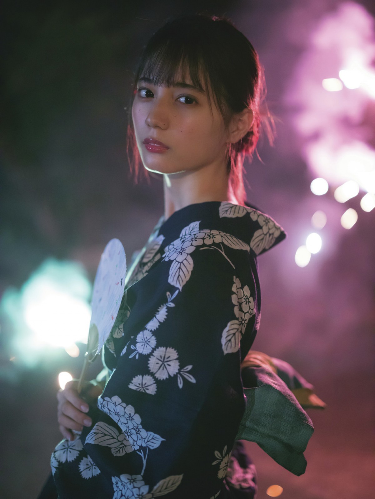 日向坂46・小坂菜緒、初ソロ写真集で見せる「今までできなかった表情」