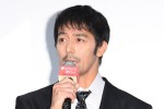 映画『護られなかった者たちへ』の完成披露試写会舞台あいさつに登壇した阿部寛