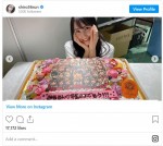 贈られたお祝いケーキを前にほほ笑む白間美瑠　※「白間美瑠」インスタグラム