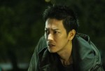 【写真】佐藤健、短髪で容疑者役を熱演　『護られなかった者たちへ』鋭い目つき・険しい表情の新場面カット