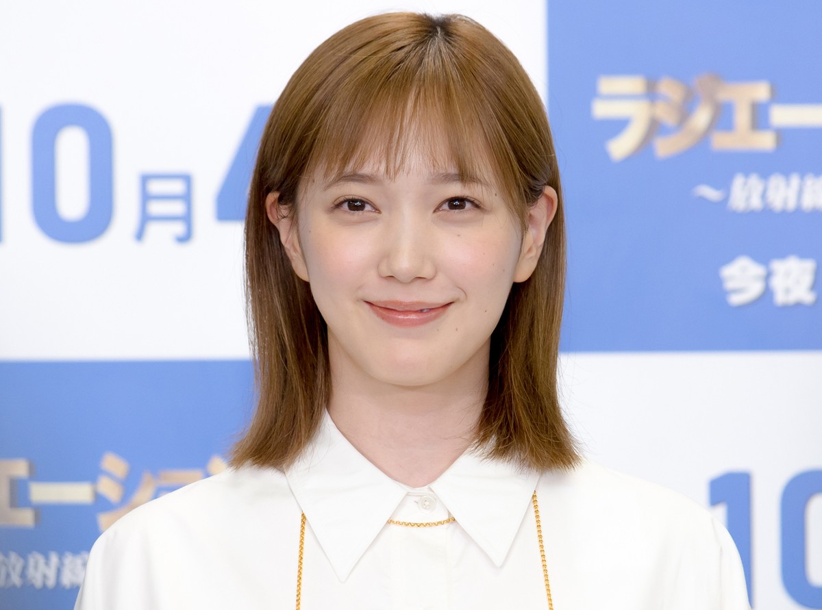 本田翼がとびきりスマイル！『ラジハII』オフショットにもん絶の声　「笑顔が眩しい」「天使だあ」