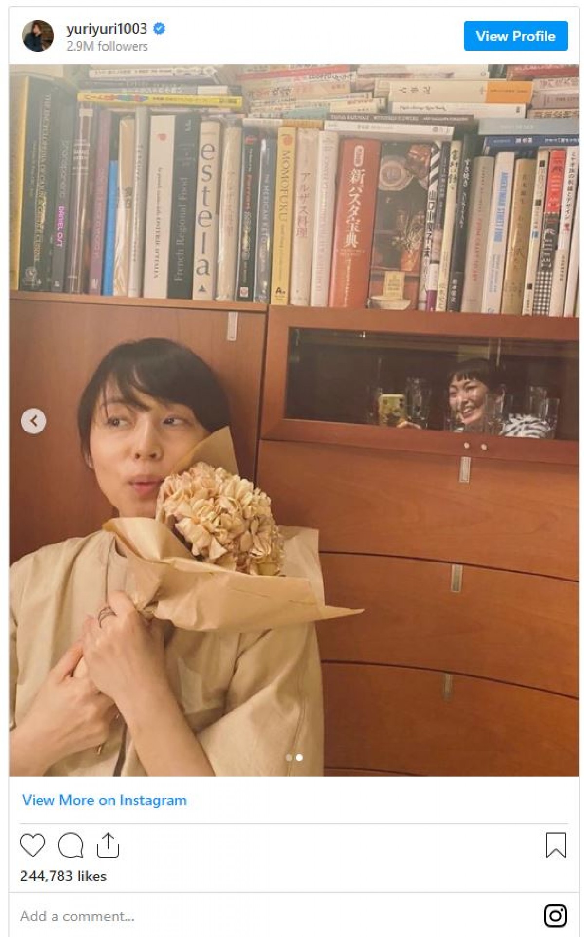 石田ゆり子の誕生日を祝福 “写り込んでるひと”に反響「お二人の関係性本当に素敵」