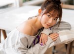 【写真】“話題の新人声優”青山なぎさ、色っぽい部屋着姿 “彼女感”あふれるグラビア