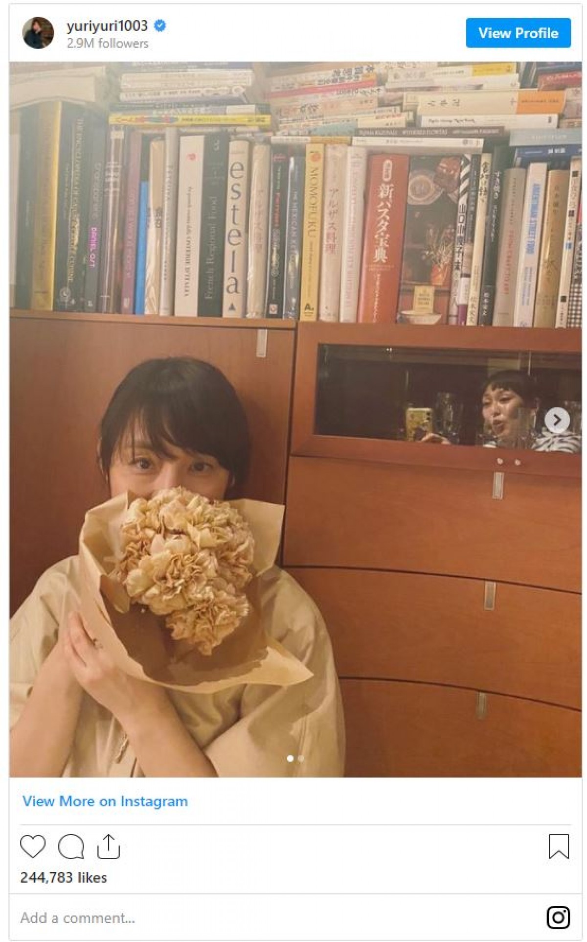 石田ゆり子の誕生日を祝福 “写り込んでるひと”に反響「お二人の関係性本当に素敵」