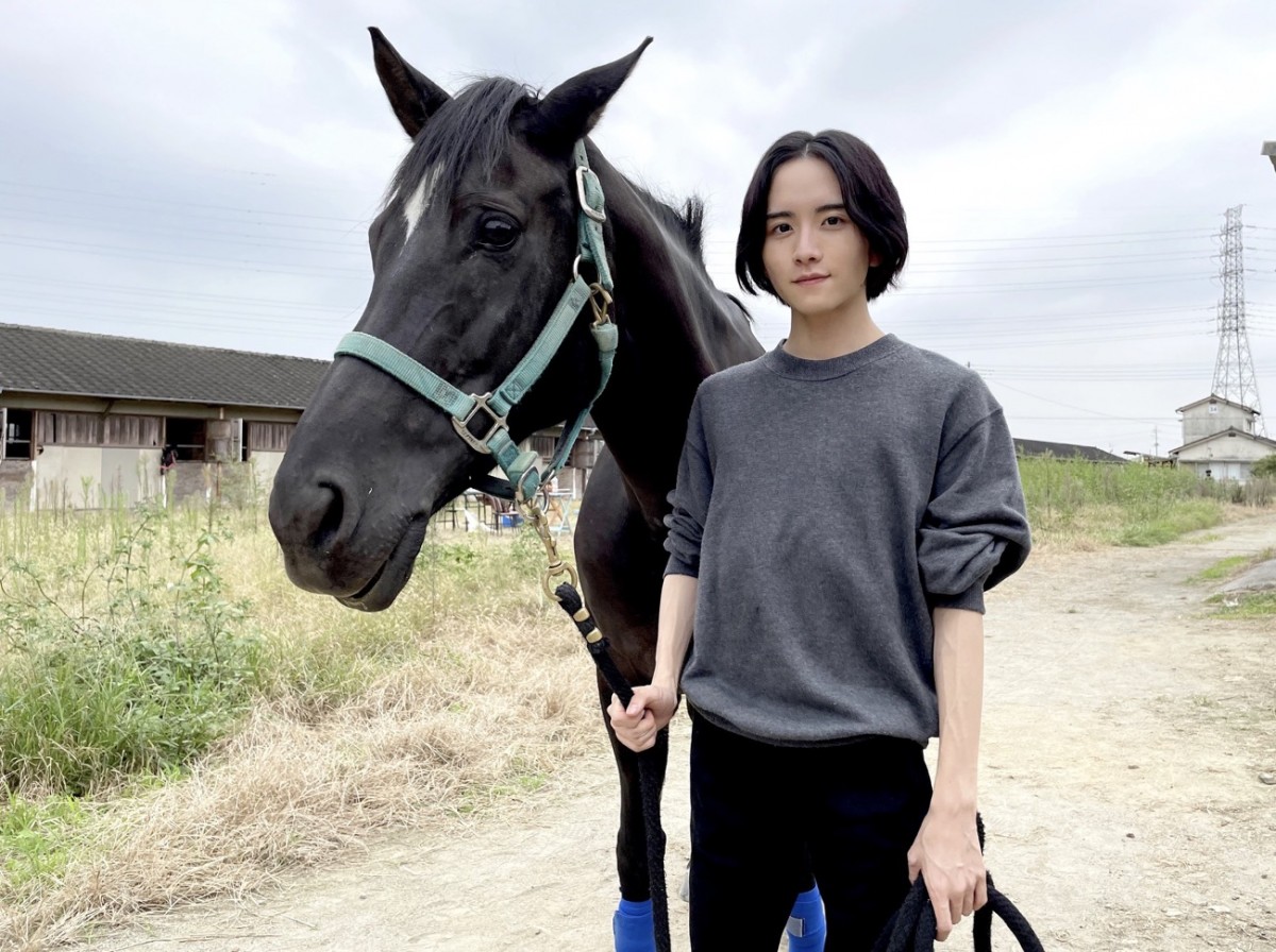 板垣李光人、平手友梨奈主演『風の向こうへ駆け抜けろ』で厩務員役　ビジュアル公開