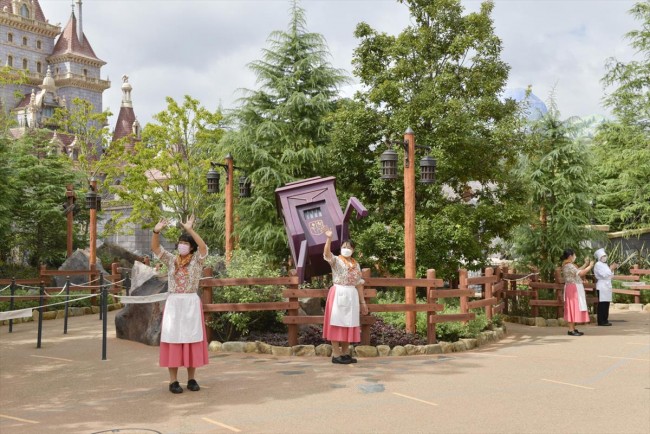 東京ディズニーランド、キャストたちがサプライズ！　新エリア1周年を記念して