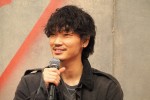 ドラマ『アバランチ』取材会に登場した綾野剛