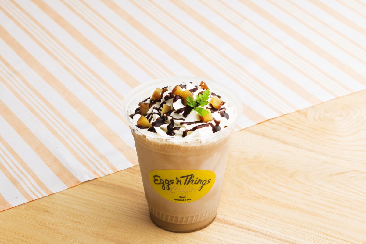 Eggs ’n Things「コナコーヒーとモンブランのパンケーキ」「カルアポークチーズサンド」