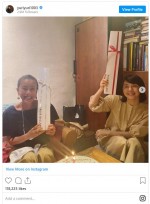 誕生日を祝われ、楽しそうな石田ゆり子と渡辺真起子　※「石田ゆり子」インスタグラム