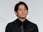 岡田准一、V6解散日は「さすがに眠れなくて」　中居正広からもらった靴で舞台あいさつ