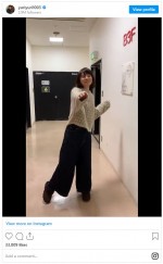 スタッフ自作のセーターがお気に入りの様子　※「石田ゆり子」インスタグラム