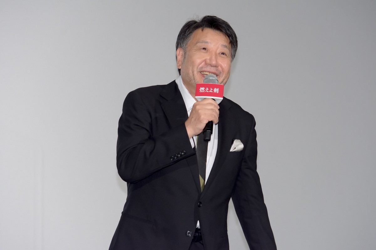 岡田准一、V6解散日は「さすがに眠れなくて」　中居正広からもらった靴で舞台あいさつ