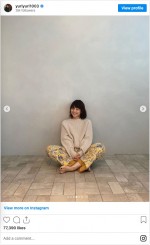 『妻、小学生になる。』衣装合わせ時の写真を公開した石田ゆり子　※「石田ゆり子」インスタグラム